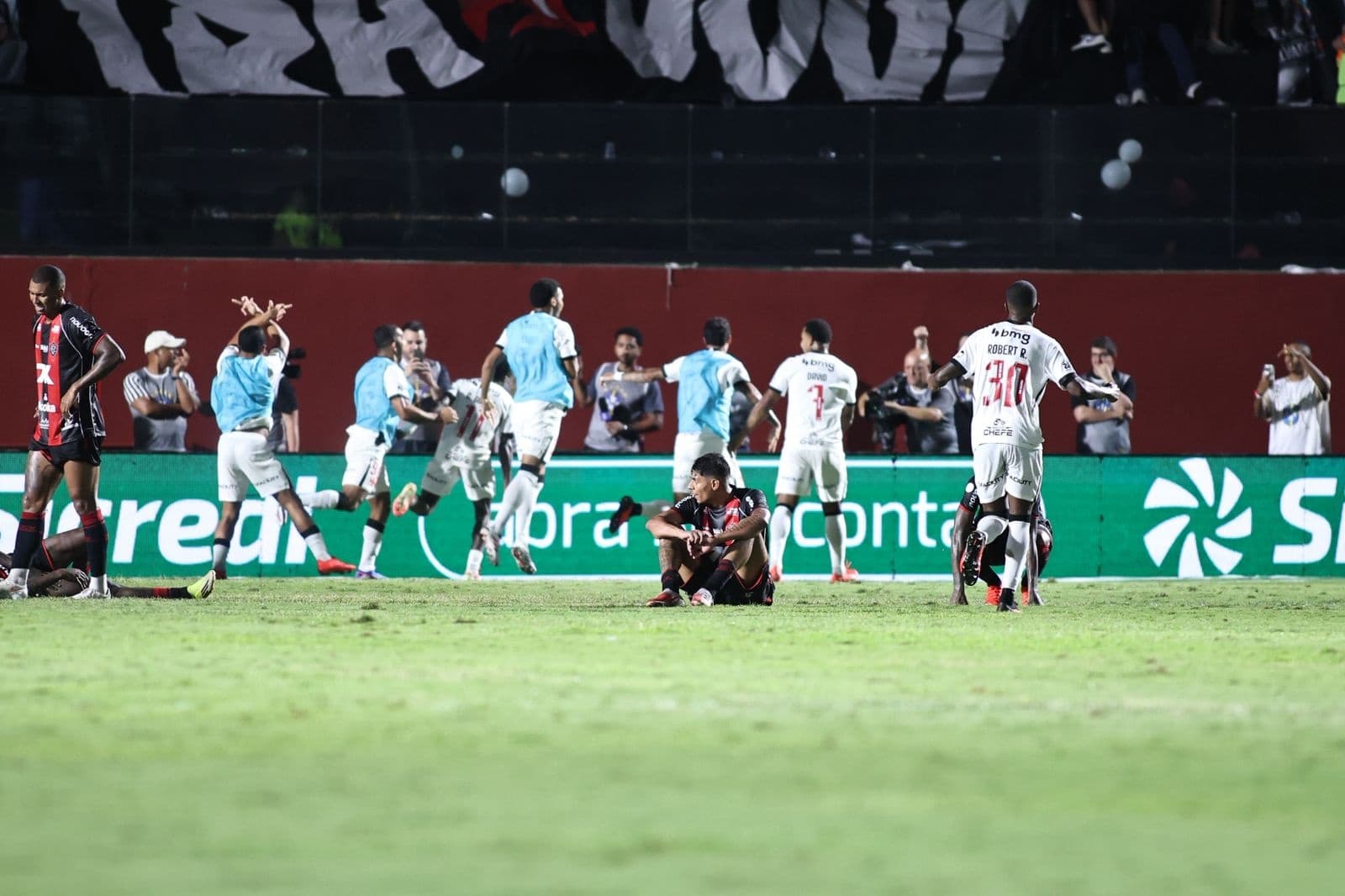 Vitória perde para o Vasco no Barradão e cai nas quartas da Copa do Brasil