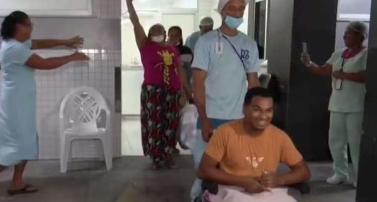 Cantor que perdeu pernas em acidente na Bahia recebe alta após 11 dias