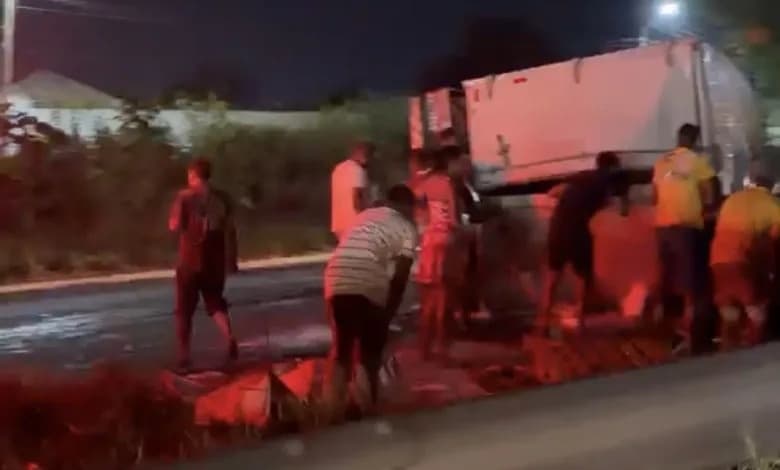 Caminhão-baú tomba na BR-324 e carga é saqueada em Conceição do Jacuípe 