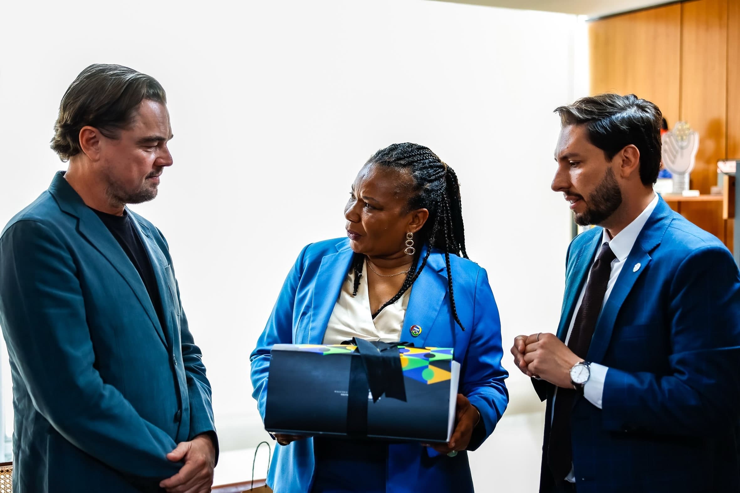 Ministra Margareth Menezes presenteia DiCaprio com arte brasileira em encontro com Lula: "Tesouro da nossa identidade"