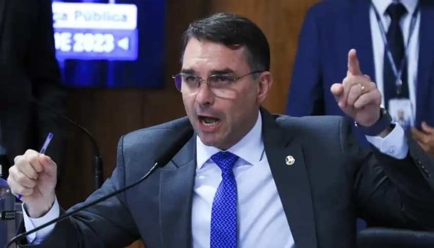 Presidente do PT quer perda do mandato de Flávio Bolsonaro por suposta mentira sobre dinheiro para "Dark Horse"