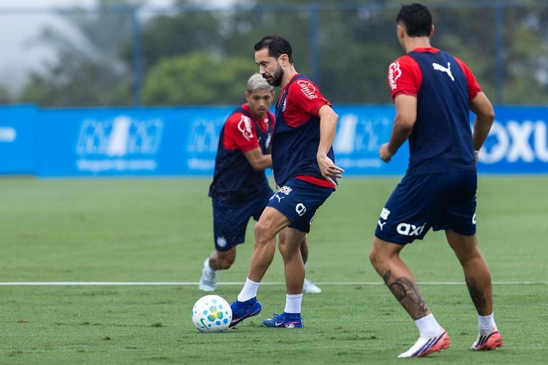 Com Everton Ribeiro treinando normalmente, Bahia faz trabalho tático sob chuva no CT