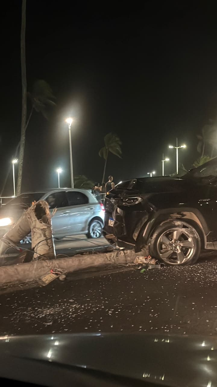 Carro bate em poste na orla do Costa Azul, em Salvador, e derruba estrutura