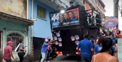 VÍDEO: Apoiadores contêm trio que descia ladeira sem controle durante caminhada de ACM Neto em Salvador