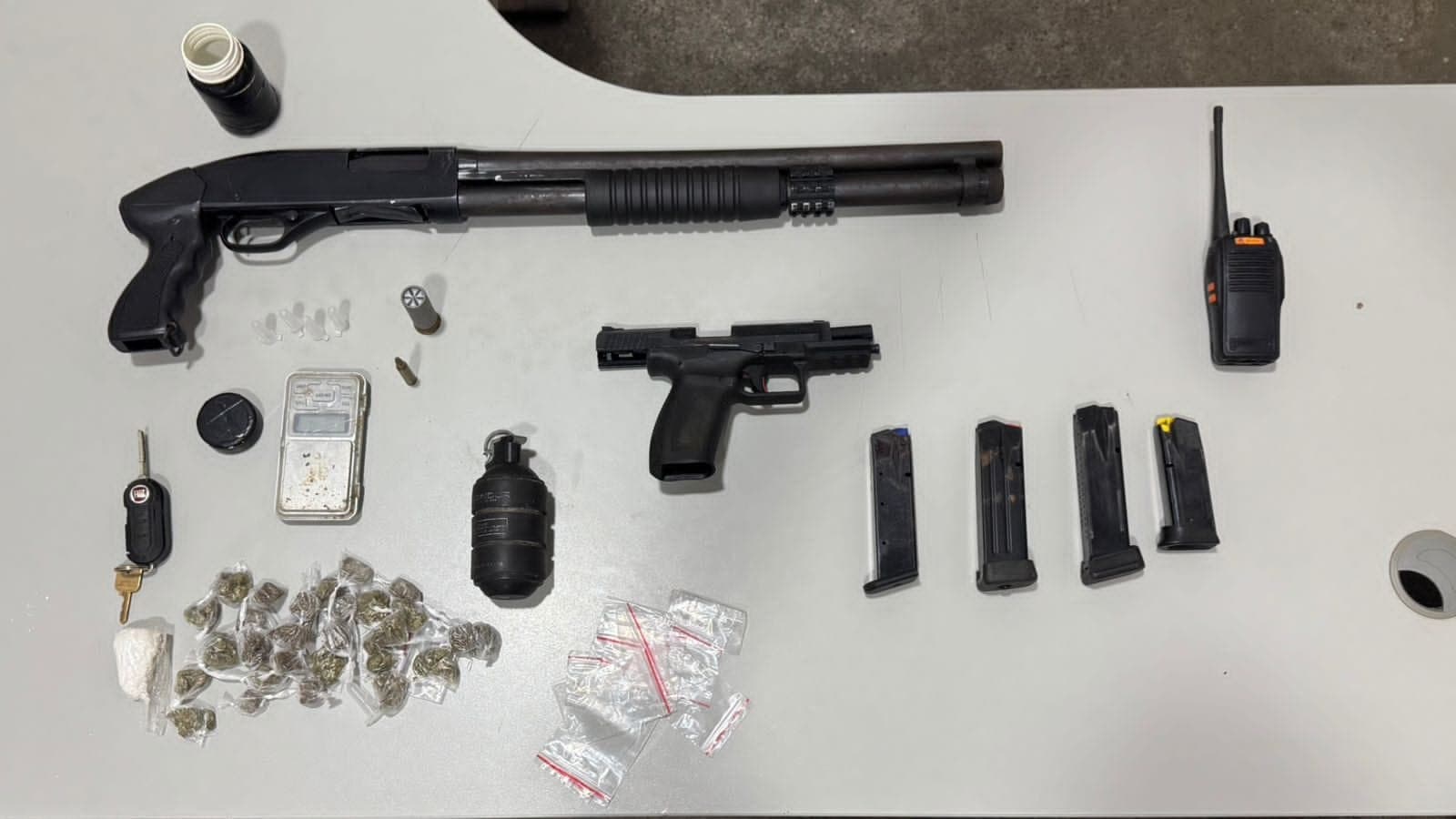 PM encontra arsenal e drogas em tonel enterrado após prender homem na Bahia
