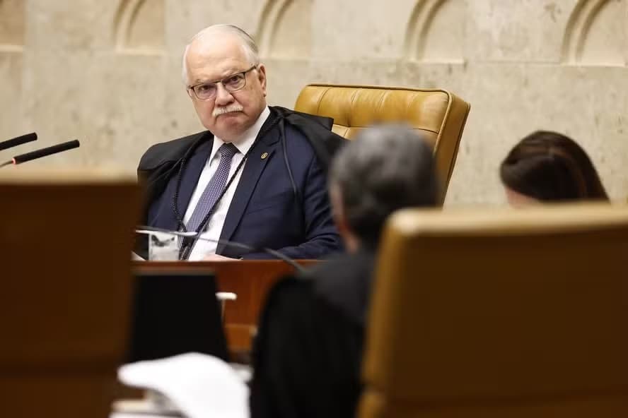 Fachin consulta colegas sobre assumir investigações de Vorcaro e do Banco Master após crise no STF