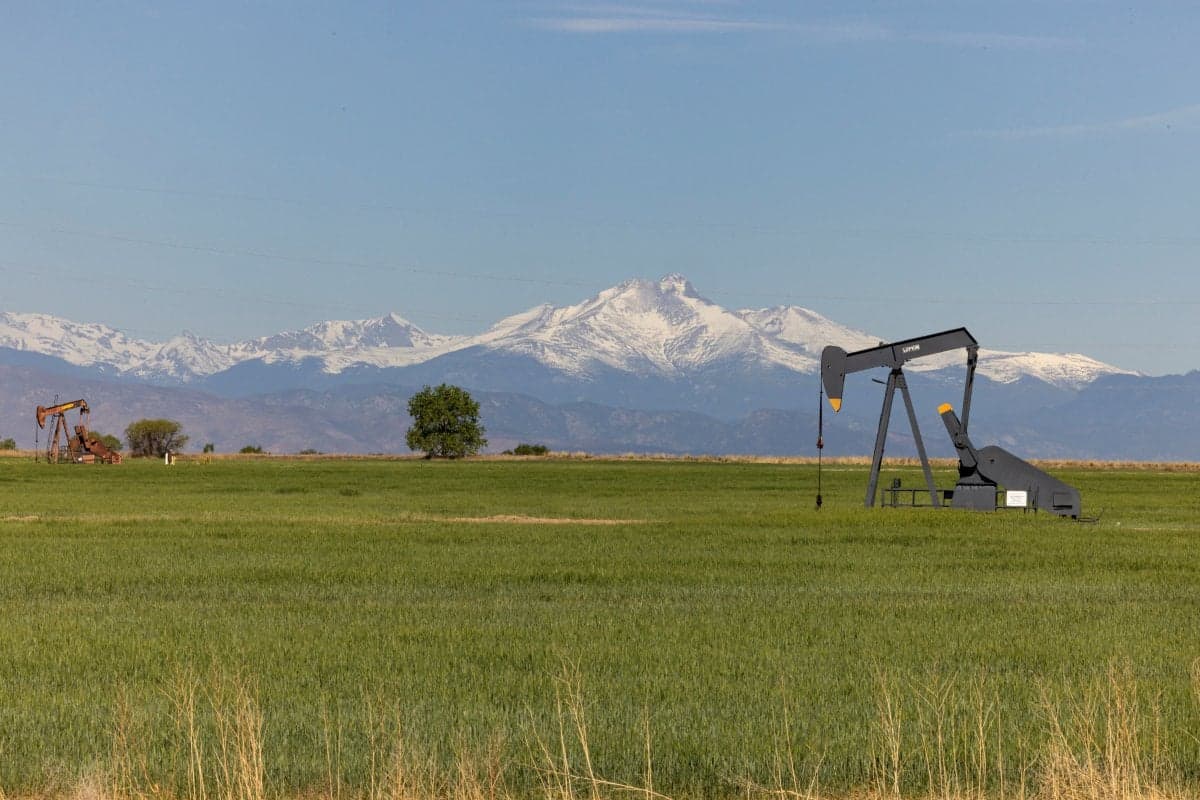 Petróleo encerra semana em alta diante de novos ataques entre EUA e Irã; diesel atinge recorde