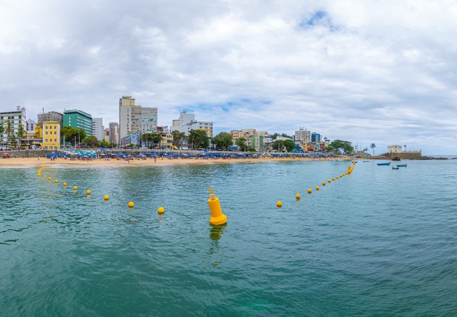 Salvador: Prefeitura instala boias de proteção para banhistas no Porto da Barra