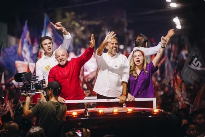 VÍDEO: Janja interrompe abraço de Lula com eleitora durante ato de campanha no Ceará