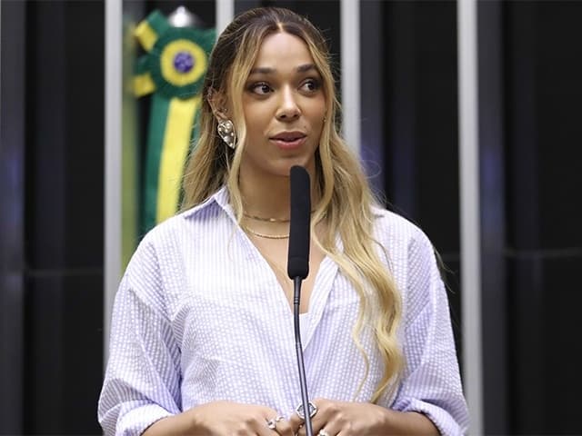 Erika Hilton aciona Justiça Eleitoral contra Nikolas Ferreira após por publicação de laudo falso da PF