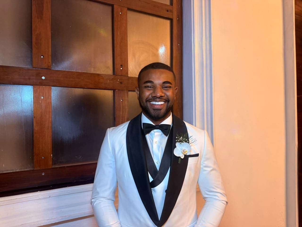 Davi Brito celebra presença de amigos e família e promete votos autorais em casamento: “Espero que ela goste”