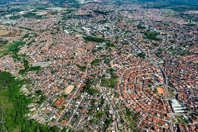 Jovem de 24 anos morre após levar garrafada em briga no centro de Camaçari