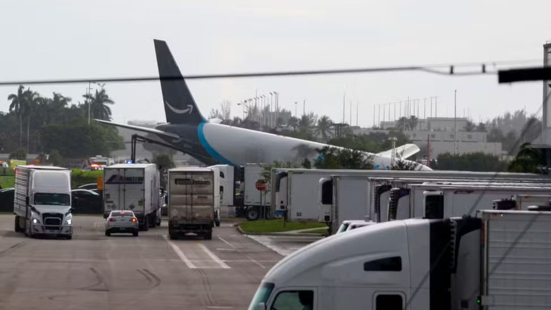 Cargueiro da Amazon ultrapassa pista, colide com veículos e pega fogo em Miami