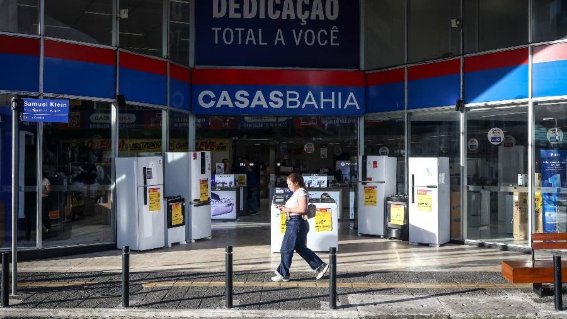 Casas Bahia realiza leilão online com mais de 450 lotes de móveis e eletrodomésticos