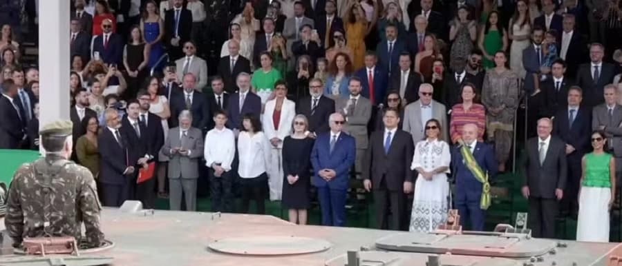 Lula participa do desfile de 7 de Setembro em Brasília acompanhado de Fachin, Alcolumbre e Hugo Motta