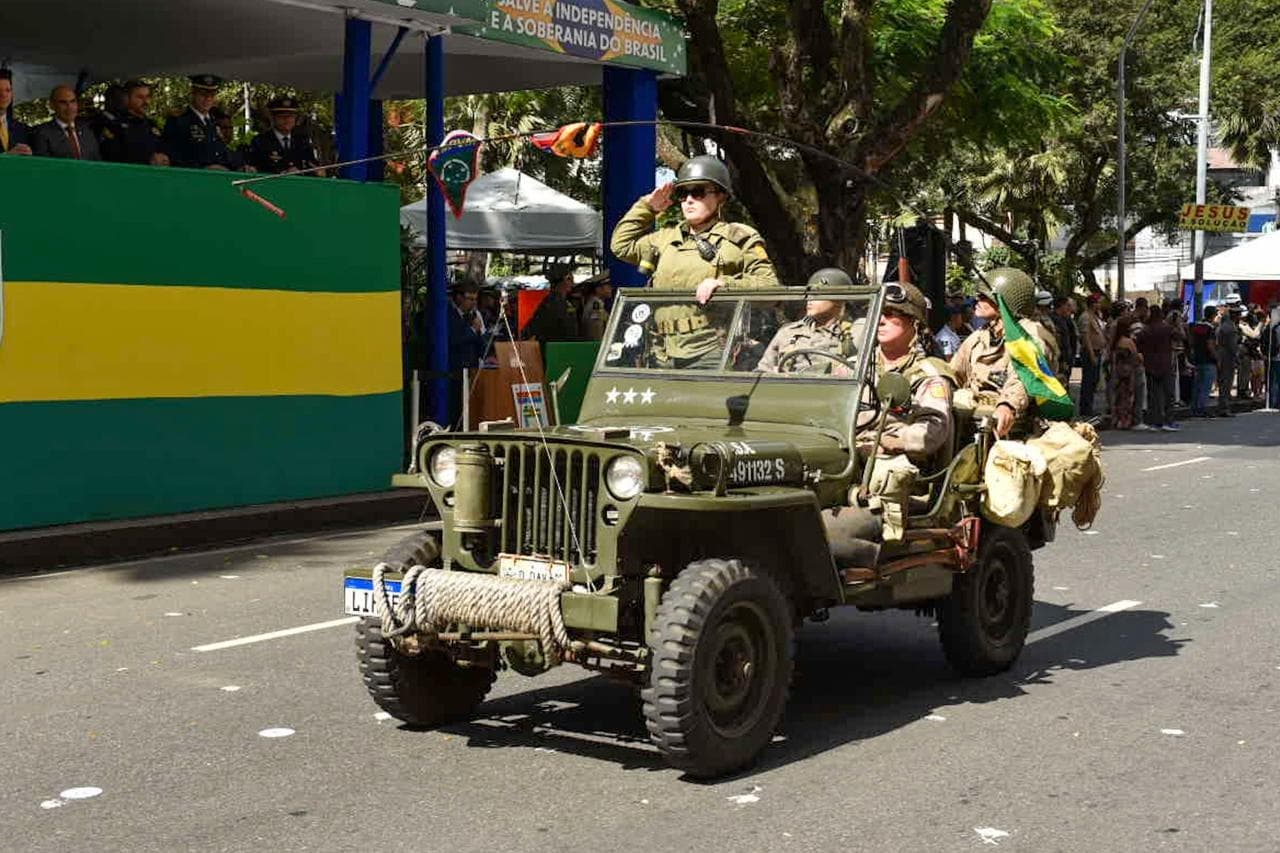 Desfile cívico-militar de 7 de Setembro reúne forças armadas no Campo Grande, em Salvador; confira registros