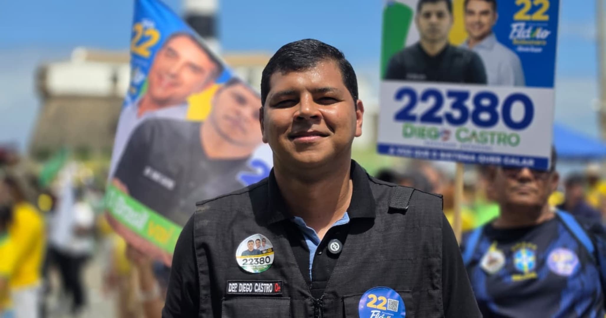 Diego Castro defende Flávio Bolsonaro e pede ‘Fora Moraes’ em ato no Farol