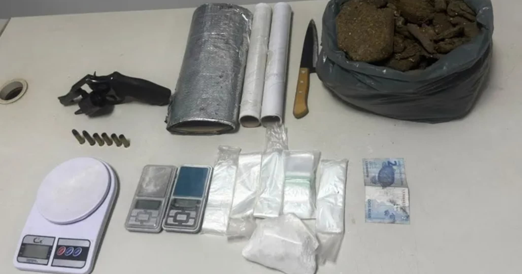 Suspeito morre em confronto e PM apreende de arma e 2,6 kg de drogas em Feira da Mata