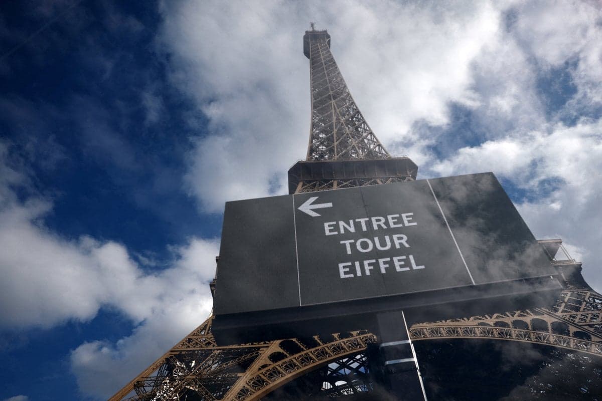 Paris investiga alegação de que mulheres foram escondidas de delegação hindu na Torre Eiffel