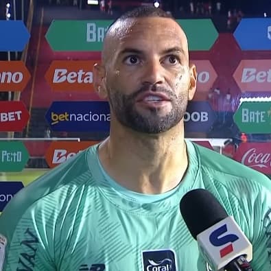 Weverton explica queda antes de jogo contra o Vitória e critica refletor do Barradão: "O pior que existe"