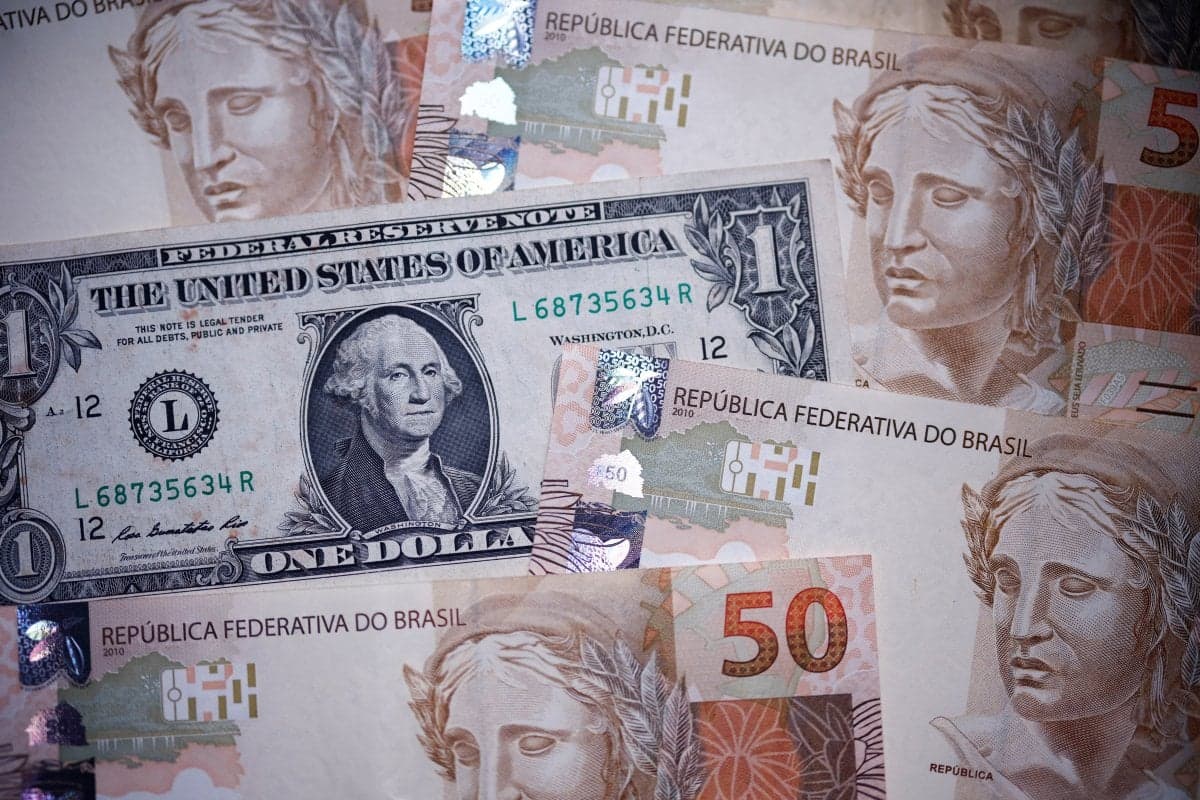 Dólar tem baixa leve após pesquisas reforçarem disputa acirrada entre Lula e Flávio