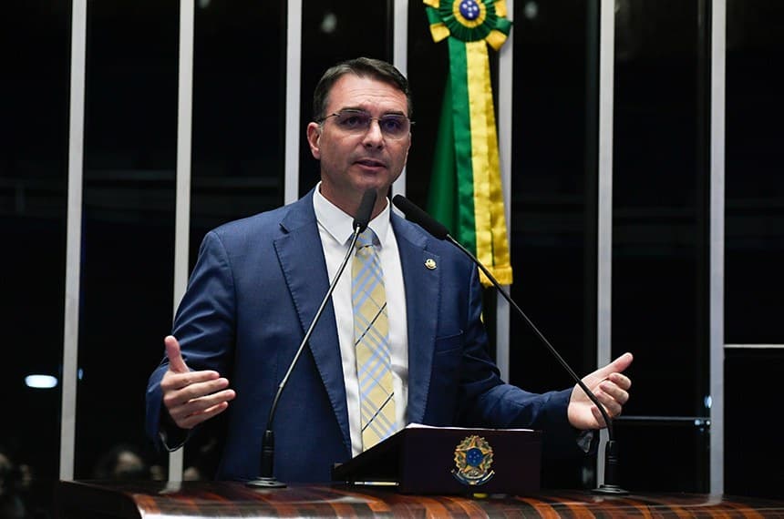 Flávio Bolsonaro defende afastamento de Andrei Rodrigues da PF e fala em "grupo especial de Lula"