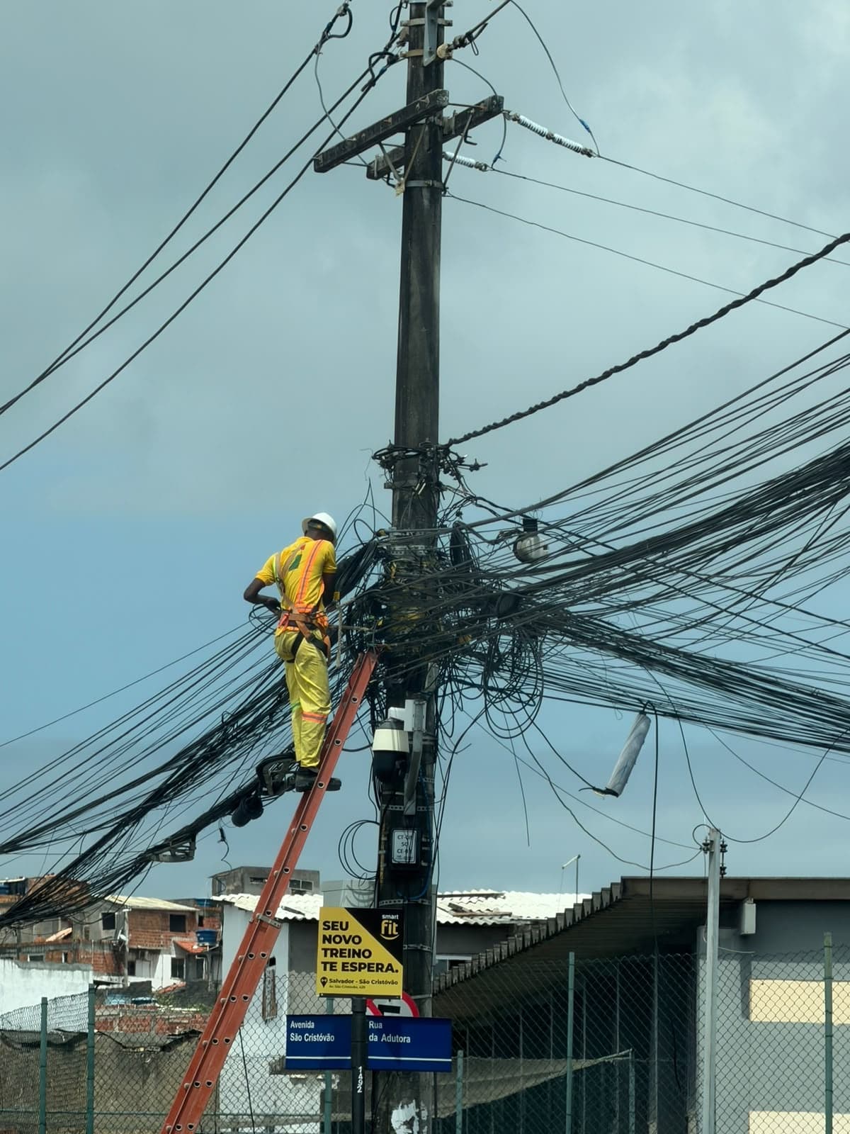 Prefeitura prevê ampliar rede subterrânea em Salvador, mas encontra obstáculos para execução do projeto; entenda 