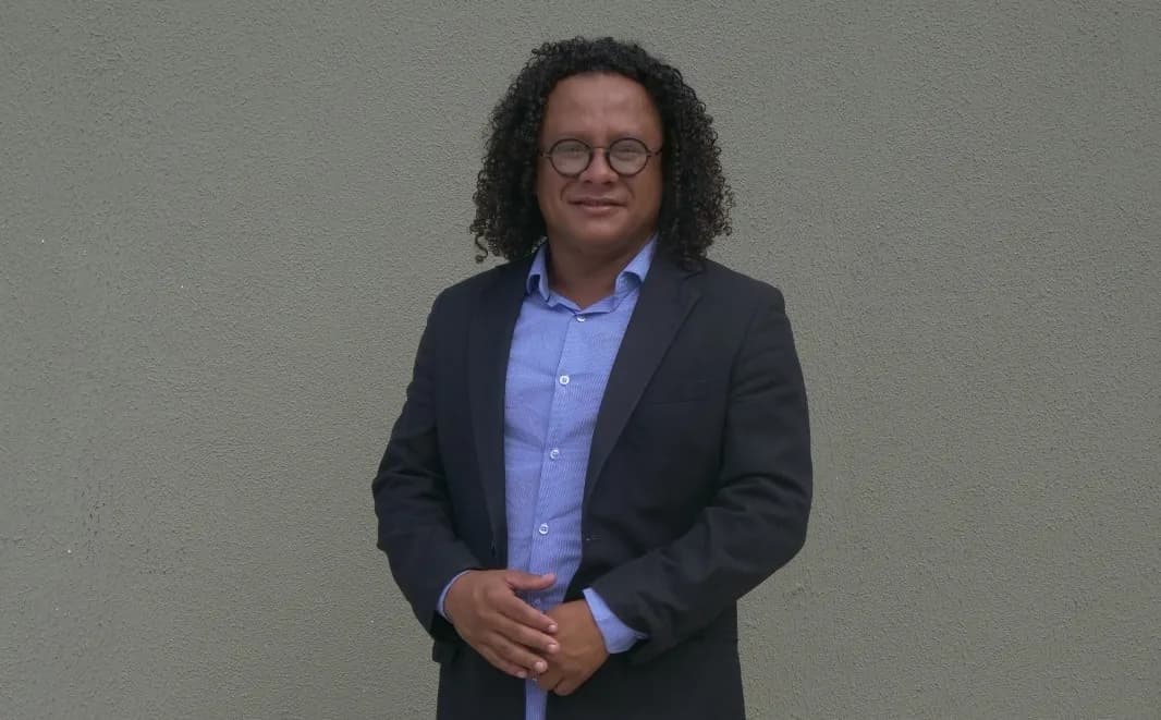 VÍDEO: Humorista baiano faz desabafo e diz que não encontra filho há oito anos após criança ser levada para o Japão