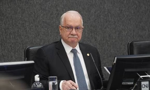 Em meio a crise entre ministros, Fachin cancela sessão plenária do STF