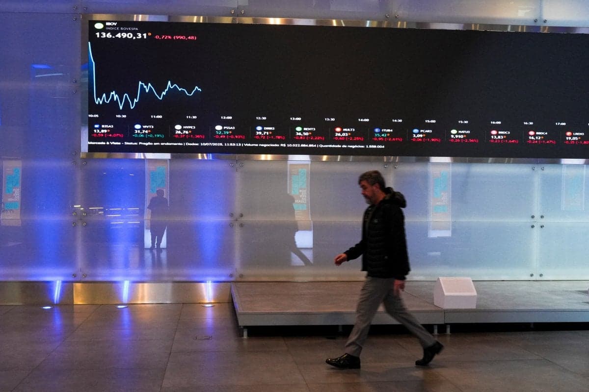 Ibovespa cai com cenário externo sem tirar Brasília do radar