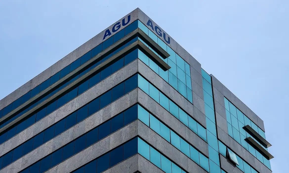 Governo identifica 97 médicos falsos de IA no Youtube e AGU aciona Google
