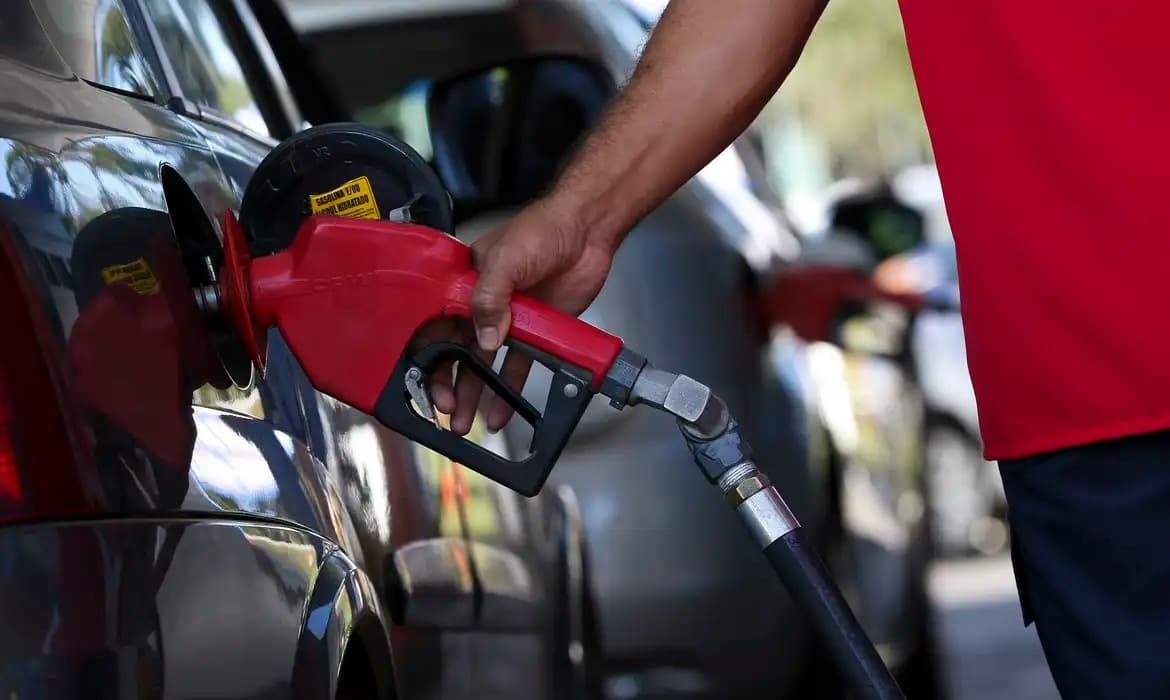 Governo Lula assina MP e decreto que reduzem impostos da gasolina e subsidiam diesel para conter preços; confira detalhes