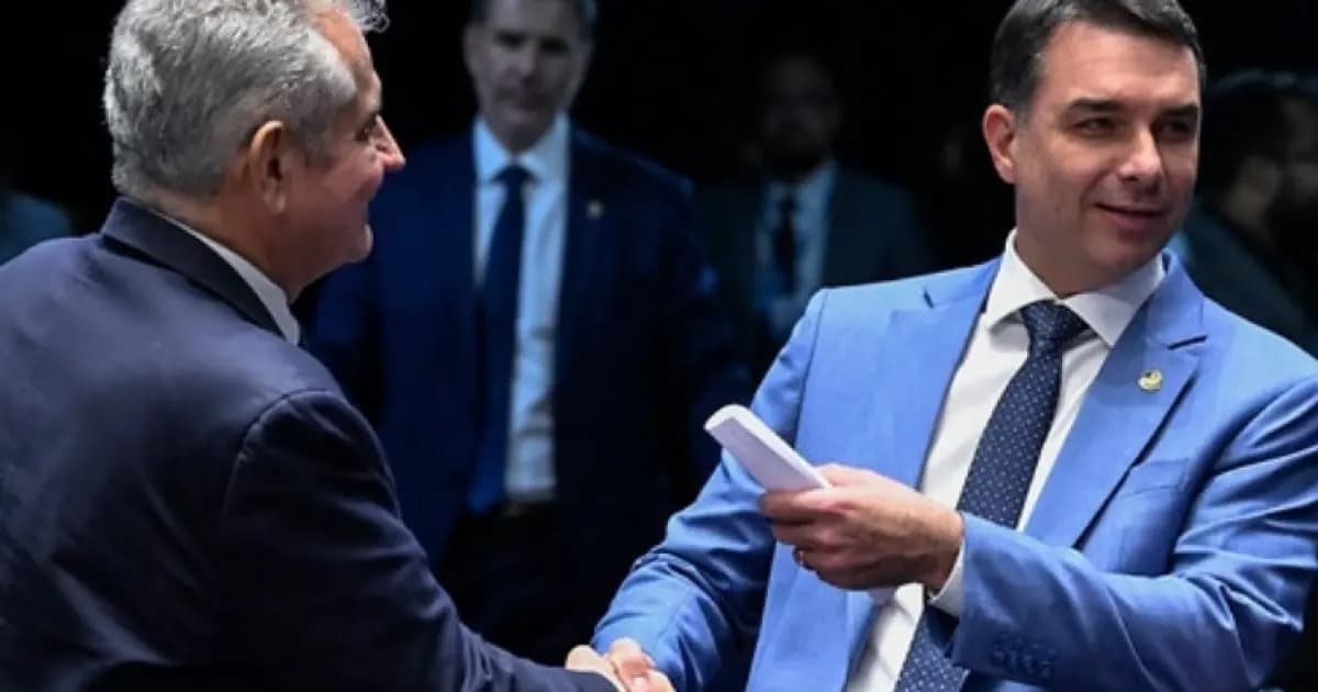 Site de Flávio Bolsonaro exclui João Roma e reconhece apenas Angelo Coronel como senador apoiado na Bahia; confira