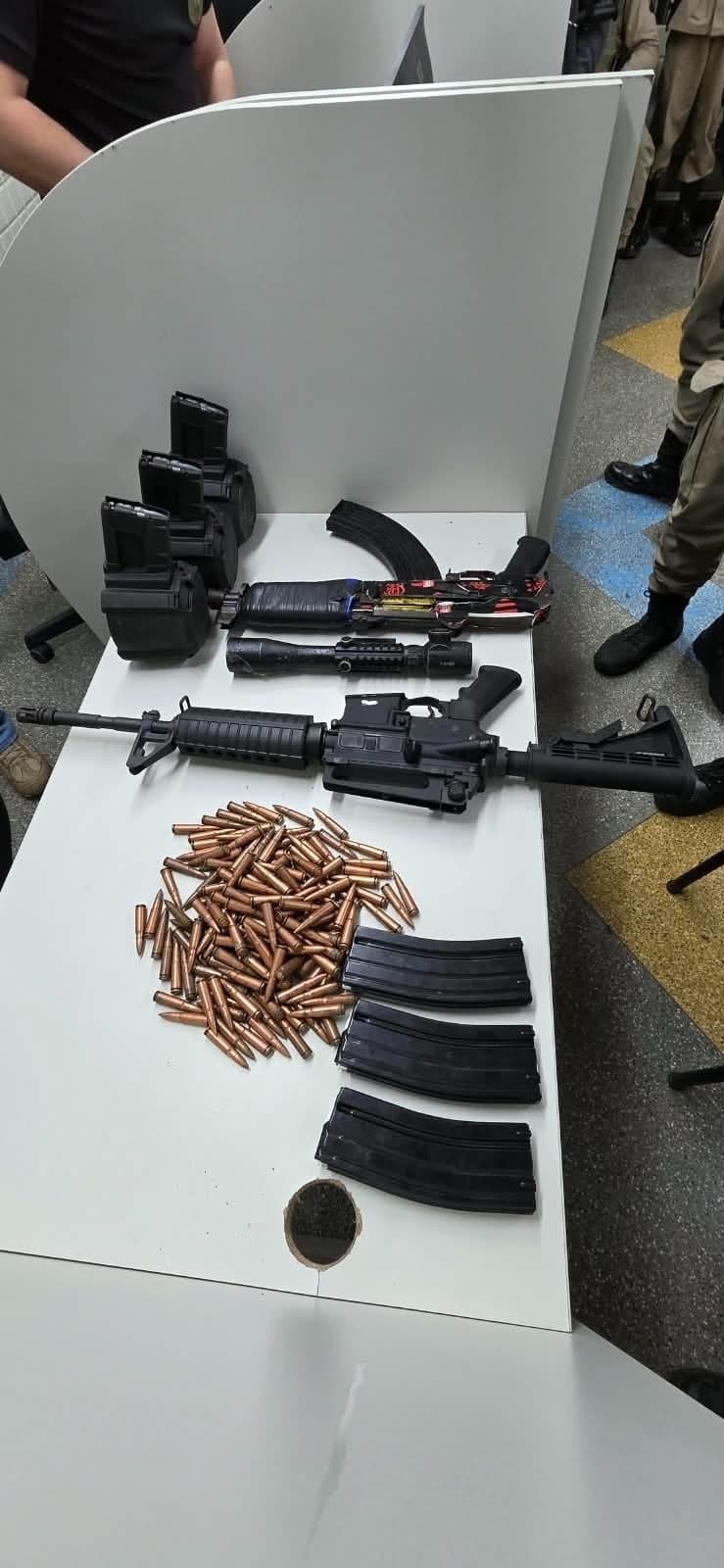 Polícia apreende fuzis, carregadores e munições em posse de homem no Centro de Salvador 