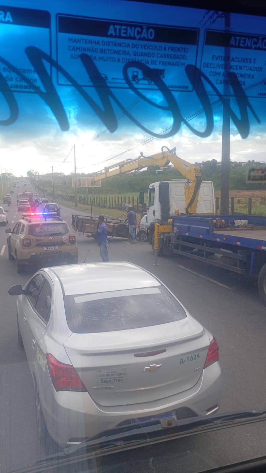 Acidente: Carretinha tomba na Avenida Paralela e gera engarrafamento em Salvador