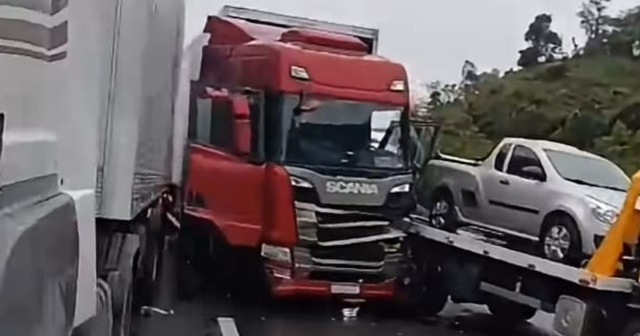 VÍDEO: Engavetamento de caminhões interdita BR-116 e provoca 5 km de congestionamento em SP