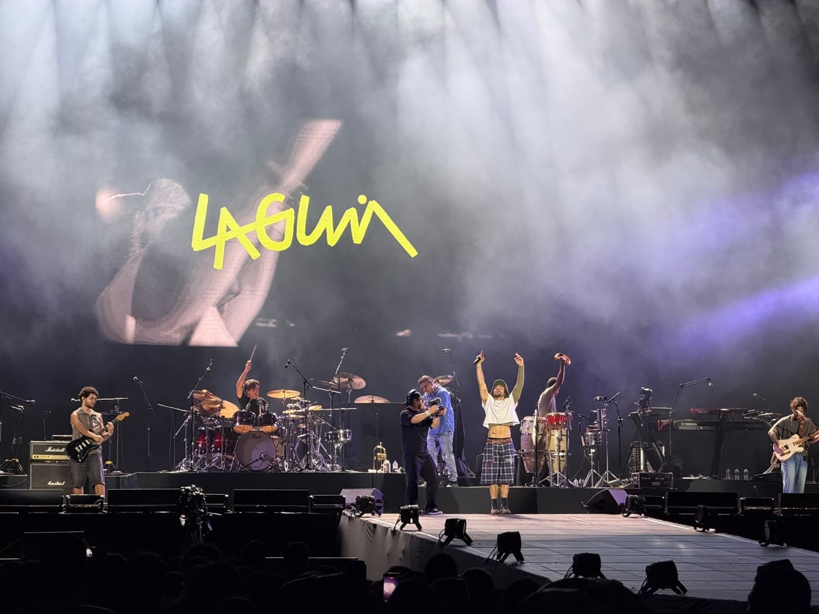 VÍDEO: Lagum abre show do Maroon 5 na Arena Fonte Nova