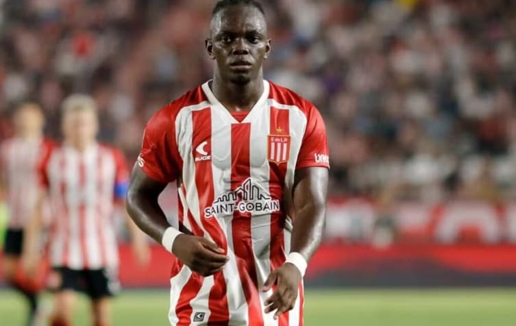 Vitória tenta atacante Cetré, do Estudiantes, mas negociação não avança