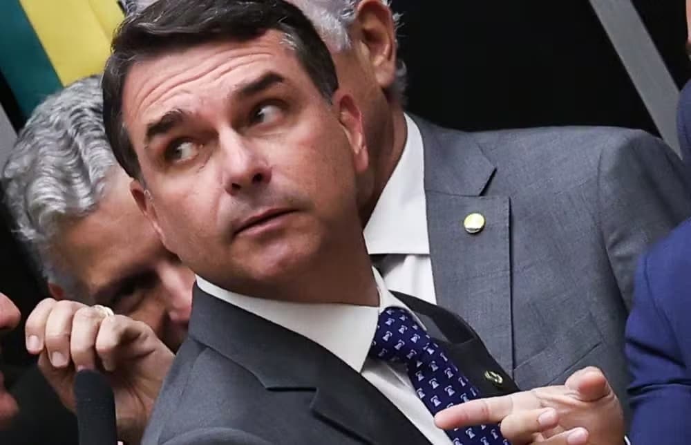 Mendonça determina investigação contra Flávio Bolsonaro em inquérito do filme “Dark Horse”