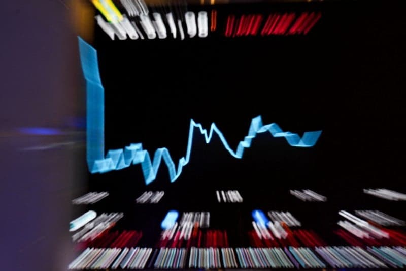 Ibovespa recua com pressão de Petrobras e inflação no foco