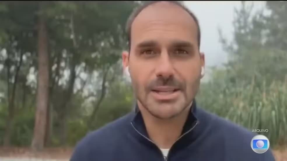 PGR aponta que Eduardo Bolsonaro orientou envio de recursos para financiar "Dark Horse", filme de Jair Bolsonaro