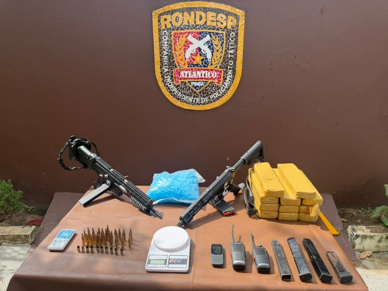 Rondesp apreende fuzil, submetralhadora e drogas no bairro de Cassange