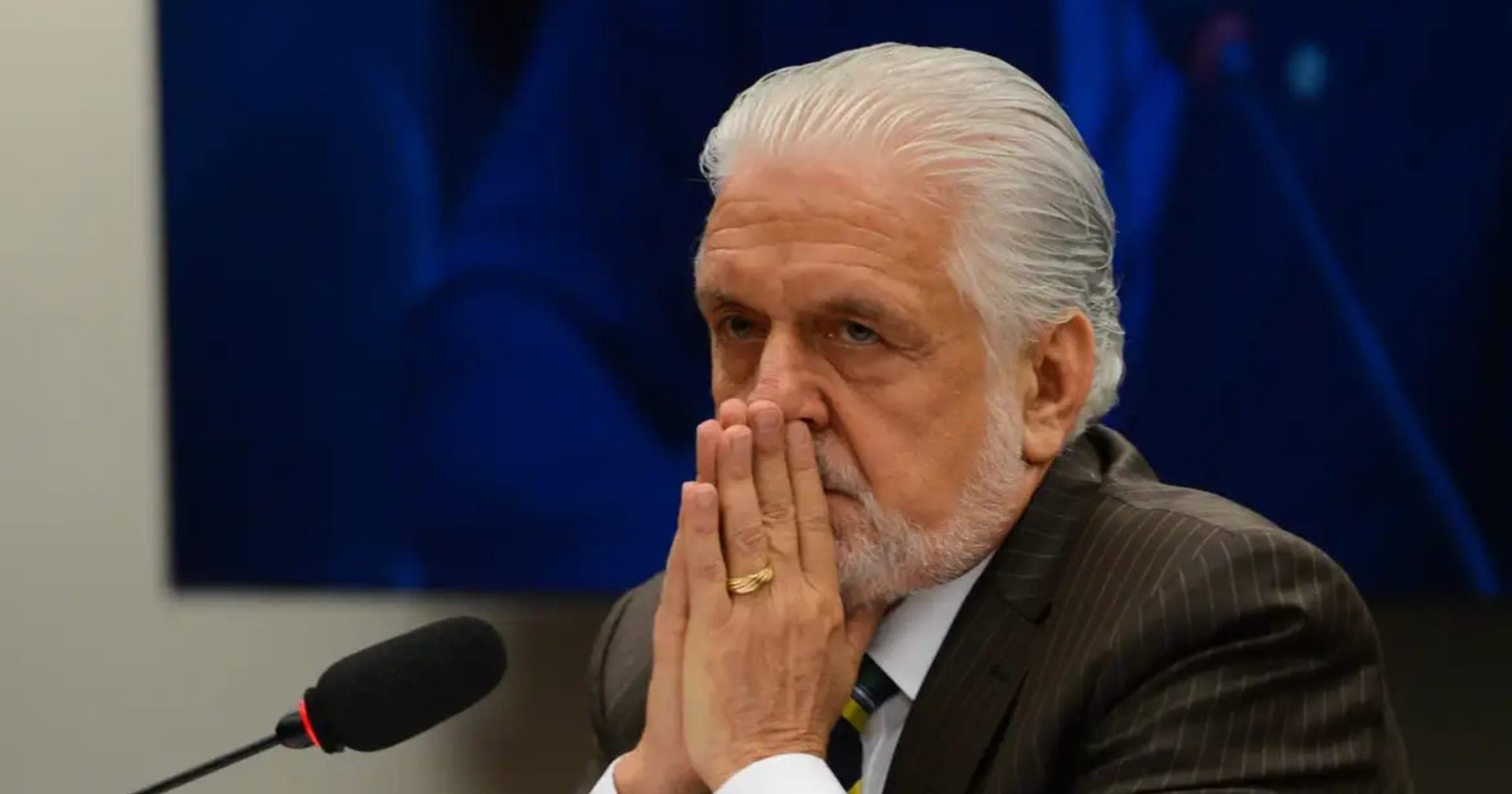 Jaques Wagner se recusa a fornecer senhas de celulares à PF
