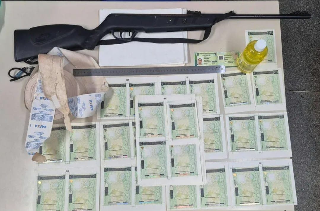 Homem é preso com mais de 50 CNHs falsas de diversos estados e equipamentos para impressão