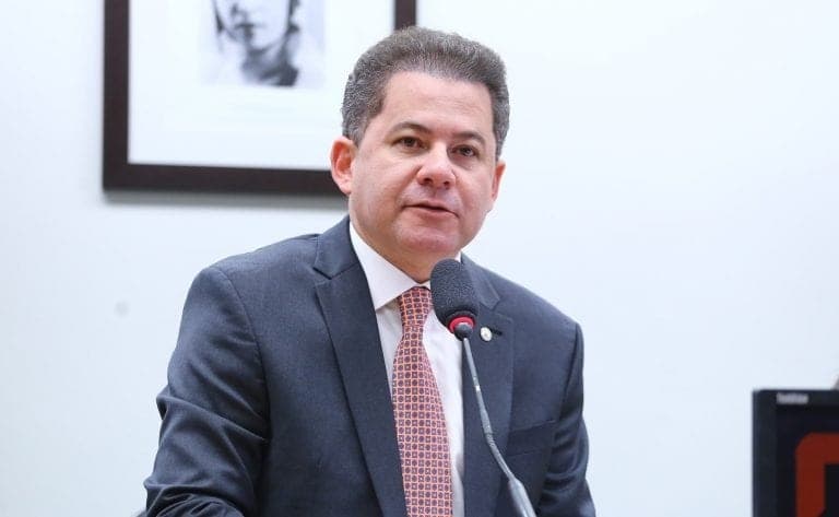 PF faz operação contra deputado Cezinha de Madureira, acusado de articular encontro entre Mendonça e Vorcaro