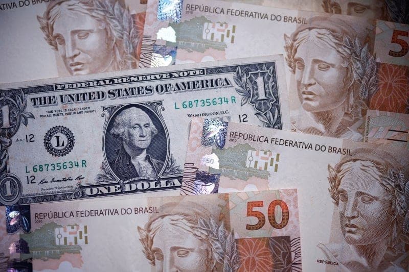 Dólar sobe ante real com exterior e política brasileira no radar