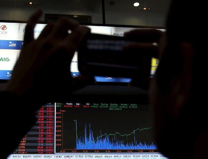 Ibovespa recua com exterior negativo e risco político no radar