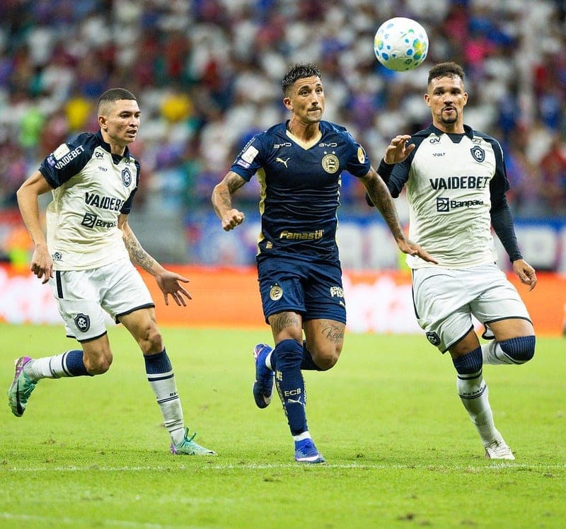 Kike Olivera cumpre suspensão e desfalca Bahia contra o Athletico-PR; Erick retorna