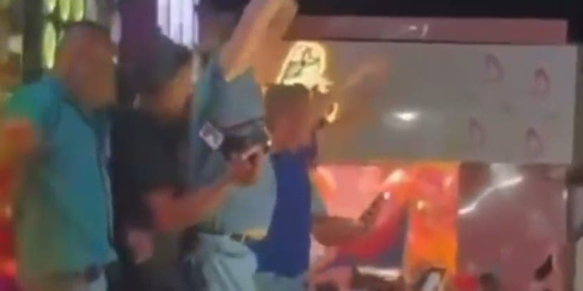 VÍDEO: ACM Neto cai de carro de som após se desequilibrar durante caminhada em Xique-Xique
