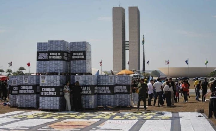 Zema lidera protesto em Brasília com imagens de montanhas de dinheiro e de Alexandre de Moraes preso